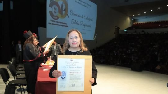 Entrega la UATx 545 títulos de licenciatura, especialidad, maestría y doctorado
