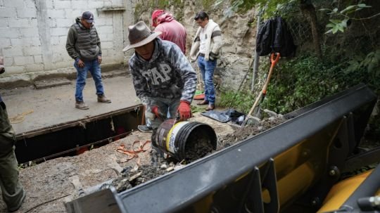 Con nueva maquinaria pesada, gobierno de Alfonso Sánchez desazolva barranca de Xico