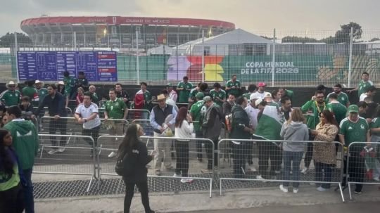 Miles de aficionados ingresan al estadio Ciudad de México para la inauguración del Mundial