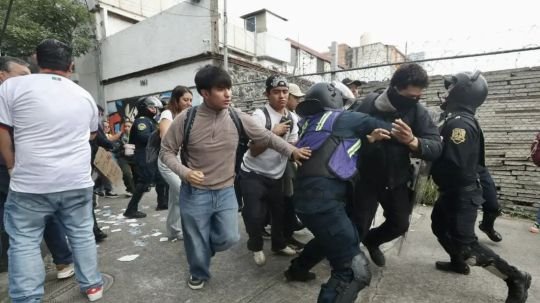 Bloque negro irrumpe en marcha anti Mundial de estudiantes; causa destrozos y agrede transeúntes