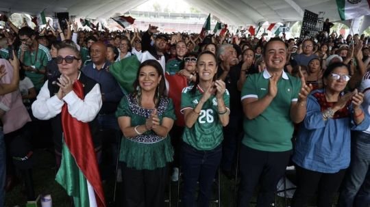 Claudia Sheinbaum inicia la mañanera con aplausos por el triunfo de la selección mexicana en el Mundial