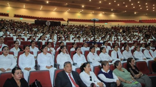 La UATx entrega constancias de egreso a 145 nuevos médicos cirujanos