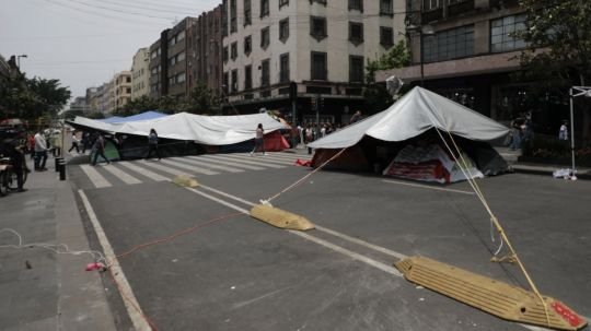 En votación dividida decide la CNTE seguir en huelga