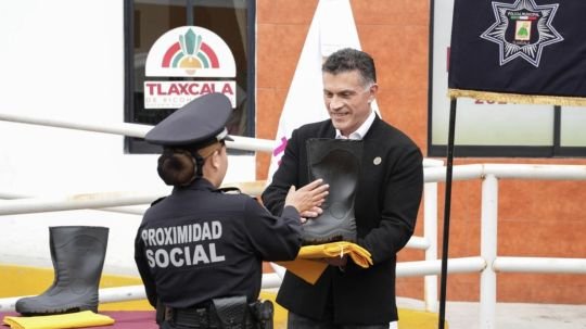 Alfonso Sánchez García respalda a elementos de seguridad con entrega de equipamiento para temporada de lluvias