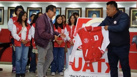 Estudiantes de Diseño Gráfico entregan al Rector obra conmemorativa por los 50 años de la UATx