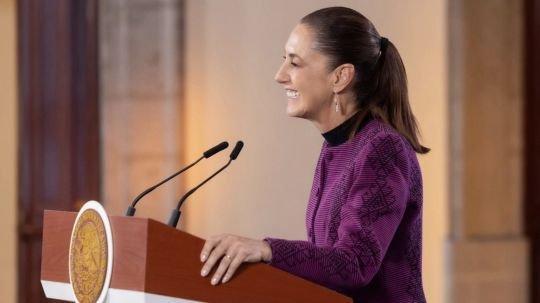 Urge Sheinbaum a limitar el uso de celulares en menores y regular uso de IA