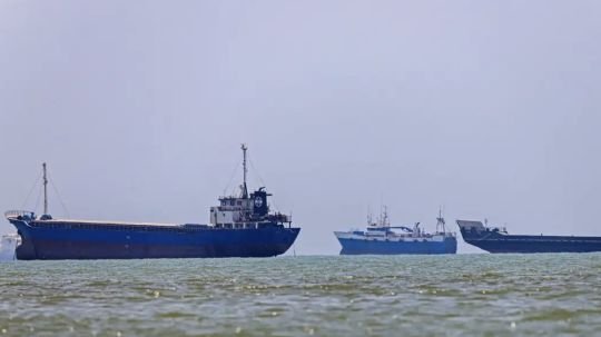 Tesoro de EU levanta las sanciones al petróleo iraní como parte del acuerdo provisional para poner fin a la guerra