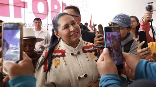 Ana Lilia le tiende la mano a Lorena y luego la acusa en público de presionar para marcha