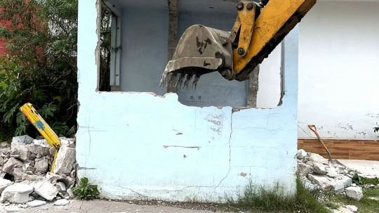 Gobierno que escucha y resuelve retira caseta en desuso que obstruía banqueta en Acuitlapilco