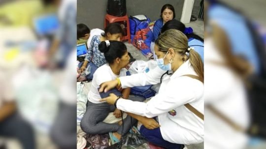 Médicos cubanos atienden a los heridos y damnificados por los terremotos en Venezuela