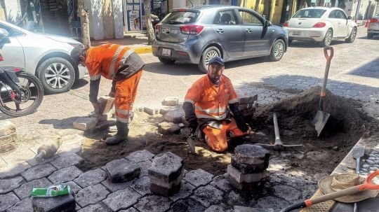 Brigadas de más territorio mejoran la movilidad con renivelación de adoquines en el centro de Tlaxcala