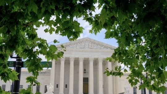 Suprema Corte de EU frena intento de Trump de eliminar la ciudadanía por derecho de nacimiento