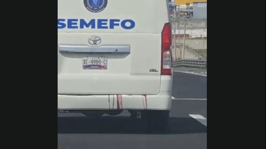 Ni bolsas traen en el Semefo, unidad escurre sangre en carretera