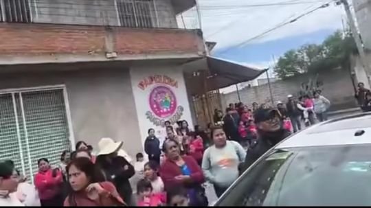 Padres de familia del Jardín de Niños en San Pablo del Monte Álv exigen cuentas a tesorera acusada de malos manejos