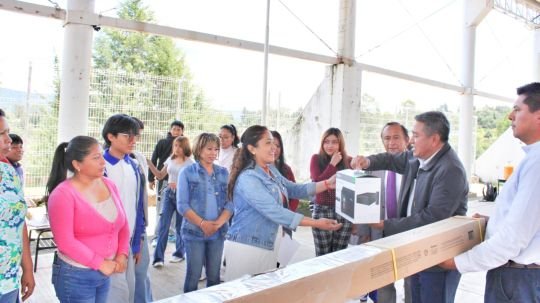 Ayuntamiento de Tlaxcala fortalece las herramientas educativas en la telesecundaria 21 de marzo de San Lucas