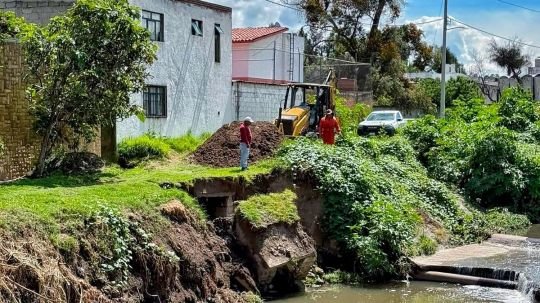 Atiende dirección de obras públicas talud en Barranca Briones De Santa María Ixtulco