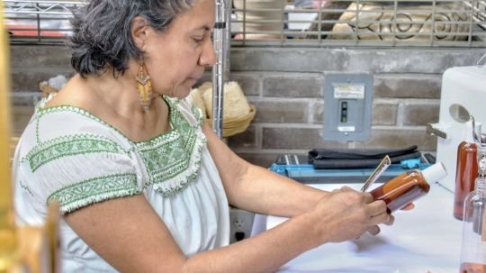 El talento de creadores tiene un espacio para crecer en el mercado de artesanos del municipio de Tlaxcala