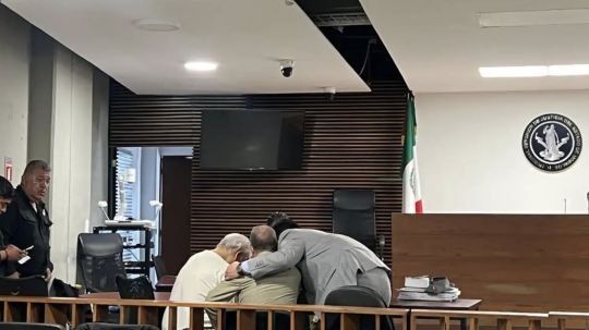 Esposa otorga perdón al ex director de Pemex, pero jueza lo vincula a proceso por violencia familiar