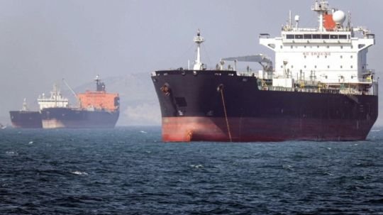 Trump ordena restablecer bloqueo naval a Irán y una tasa del 20% de protección a barcos en Ormuz