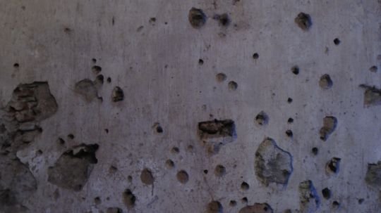 Balean vehículo y fachada de vivienda en San Juan Huactzinco; hermanos salvan la vida por minutos