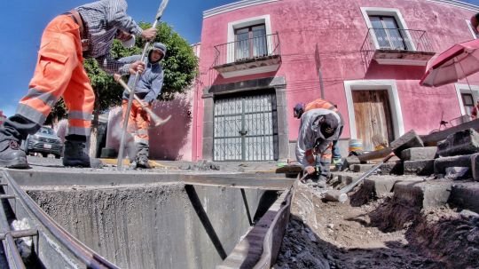 Coloca ayuntamiento de Tlaxcala nueva rejilla reforzada en la avenida Independencia y resuelve problema de fondo