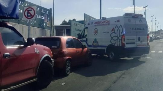 Policía municipal de Tlaxcala brinda atención de emergencia y da apoyo para traslado de hombre que convulsionaba