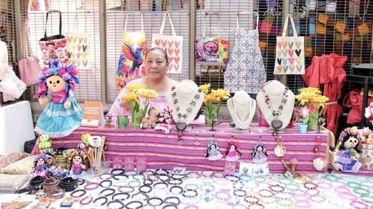 Mercado de artesanos proyecta la creatividad de Olga, creadora de joyería elaborada a base de piedras naturales