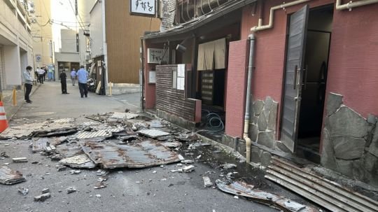 Terremoto de 7.1 en Japón deja heridos y atrapados en centro comercial
