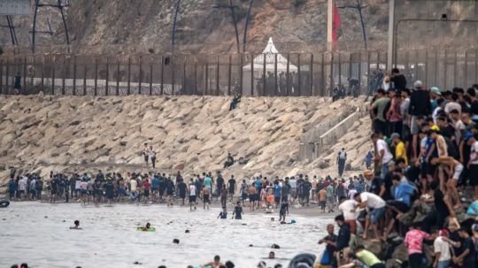 Son ya 57 cuerpos recuperados en las costas de Ceuta; Pedro Sánchez viaja a la zona para enfrentar crisis migratoria