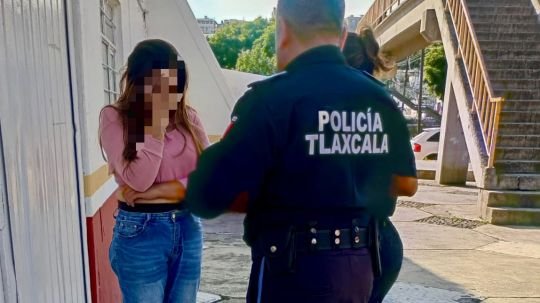 Policía municipal de Tlaxcala brinda atención a una mujer y previene posible situación de riesgo en puente de la capital