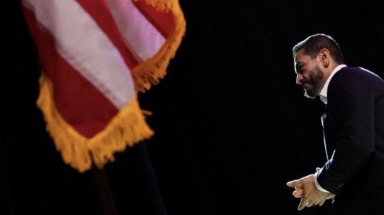 El médico musulmán progresista El-Sayed gana primarias democrátas al Senado en Michigan