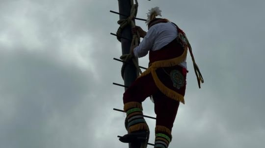 Entre música, tradición y cultura, los voladores águilas aztecas impactan en la feria de Huamantla