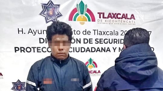Policía municipal de Tlaxcala asegura a dos personas y recupera motocicleta con reporte de robo