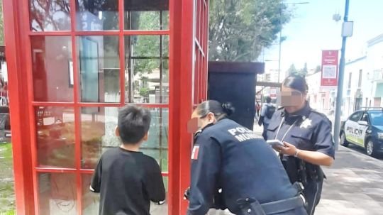 Actúan de inmediato elementos de seguridad municipal para auxiliar a menor extraviado en la capital