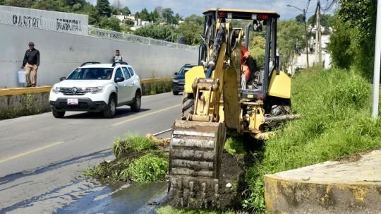 Ayuntamiento de Tlaxcala realiza desazolve de cunetas en Tepehitec