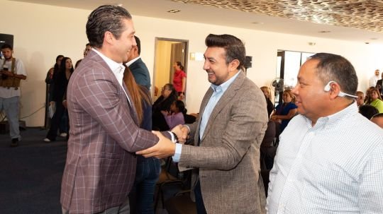 Salvador Santos Cedillo firma pacto por la prosperidad, la justicia económica y la seguridad de Tlaxcala