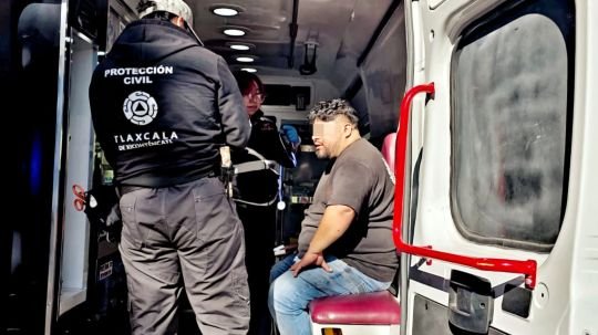 Policías municipales de Tlaxcala salvan a personas a bordo de un vehículo de caer al río en Tizatlán