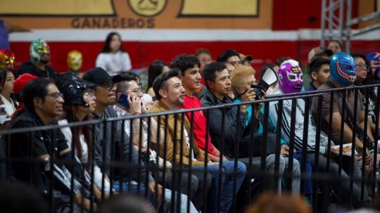 Máscaras, gritos y mucha emoción: Huamantla vivió una noche de lucha libre en la taurina
