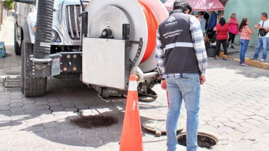Gobierno que escucha y que resuelve atiende con desazolve rejillas en la calle Porfirio Díaz de la capital