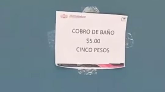 Acusan a alcaldesa de Tlaltelulco de cobrar ingreso a baños de la presidencia