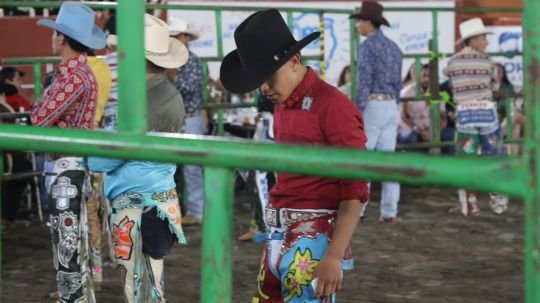 Noche de rodeo prende la fiesta con montas, música y mucho ambiente