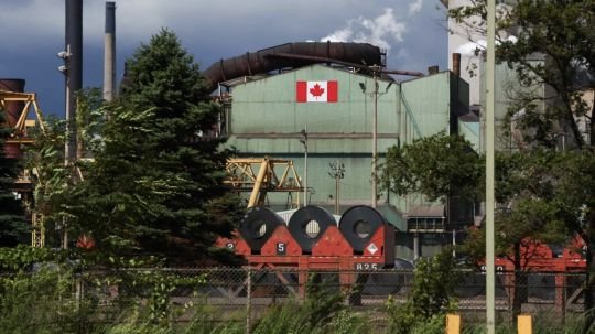 Canadá anuncia aranceles represalia de hasta 50% contra productos de Estados Unidos