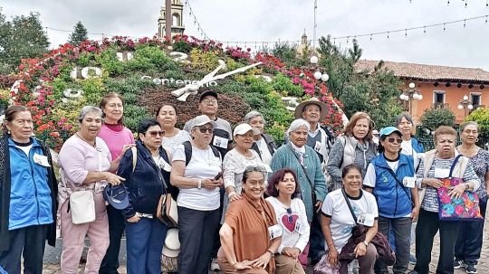 Ayuntamiento de Tlaxcala celebra a personas adultas mayores con recorrido turístico por Zacatlán