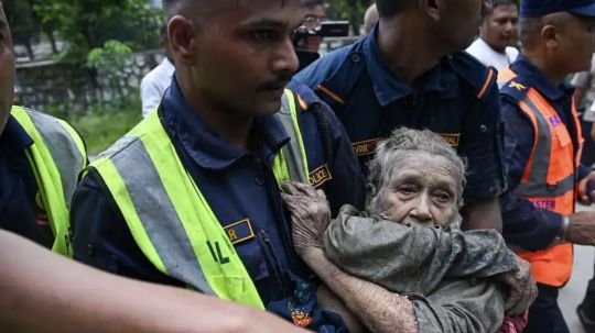Al menos 160 muertos y cientos de desaparecidos, entre ellos turistas, por inundaciones repentinas en Nepal y China