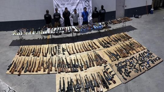 Detienen a tres sujetos en NL con arsenal de 210 armas provenientes de EU