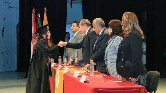 Encabeza Rector de la UATx entrega de constancias a 192 egresados de Ciencias de la Educación