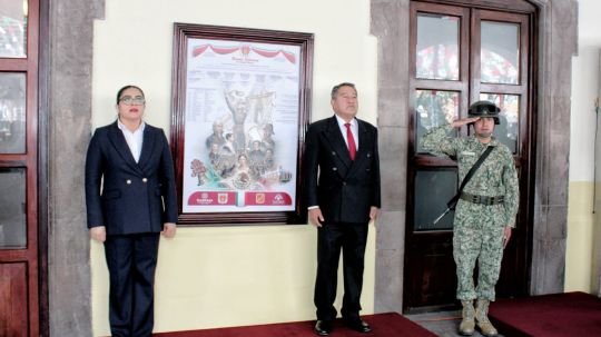 Recibe Carlos López Suárez en la sede del ayuntamiento de Tlaxcala el bando solemne de fiestas patrias