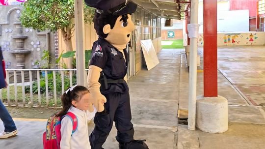 Nico de la policía municipal de Tlaxcala, alegra el regreso a clases del jardín de niños Enrique Pestalozzi