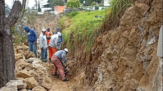 Ayuntamiento de Tlaxcala retira material colapsado de barda del ex convento de San Francisco