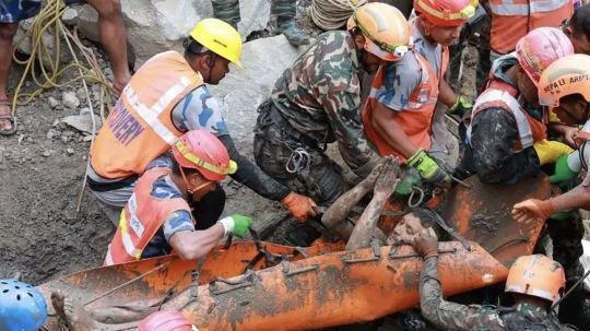 Rescatan con vida a 2 personas de túnel en Nepal, a 9 días de la catástrofe; sobreviviente estuvo recitando mantras